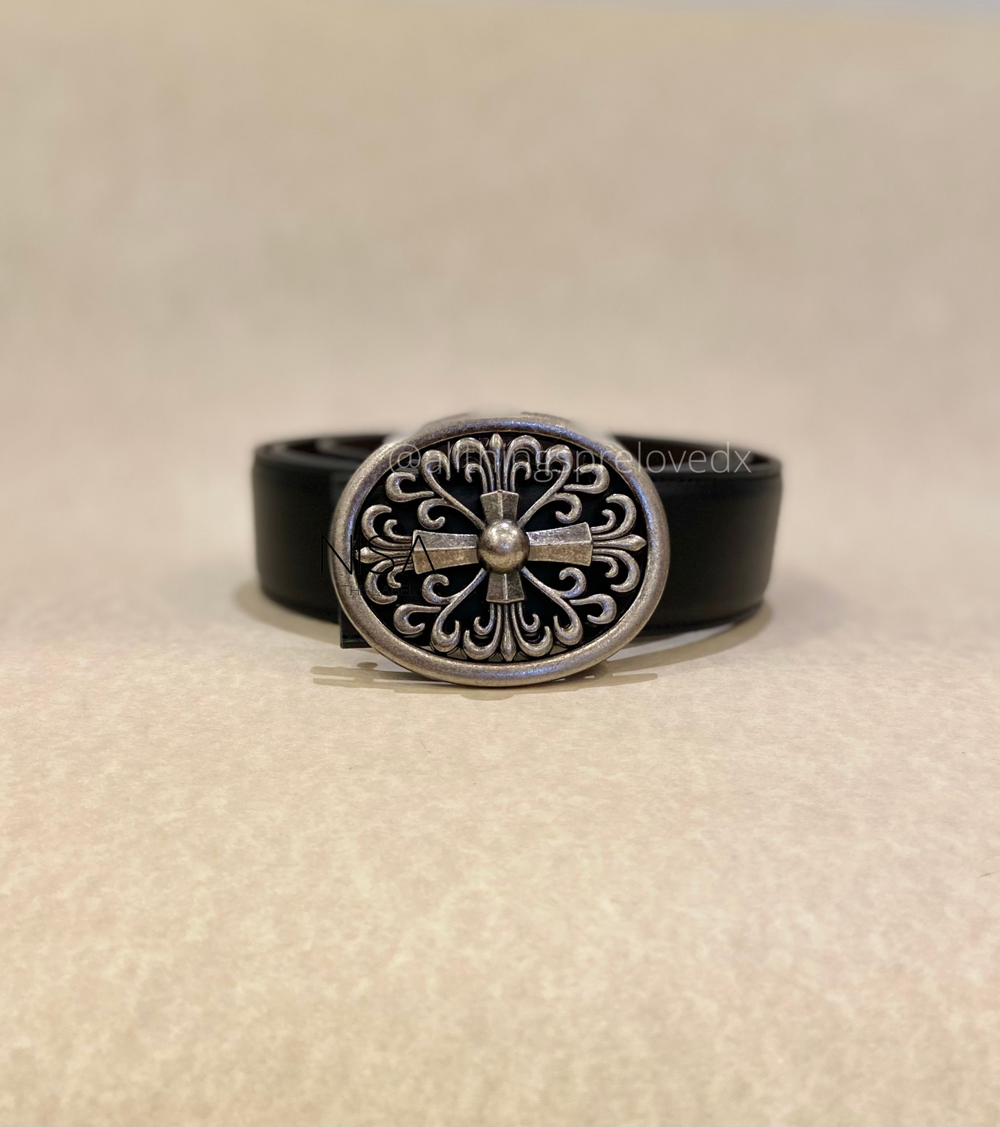 Oval intricate detailed metal buckle basic belt