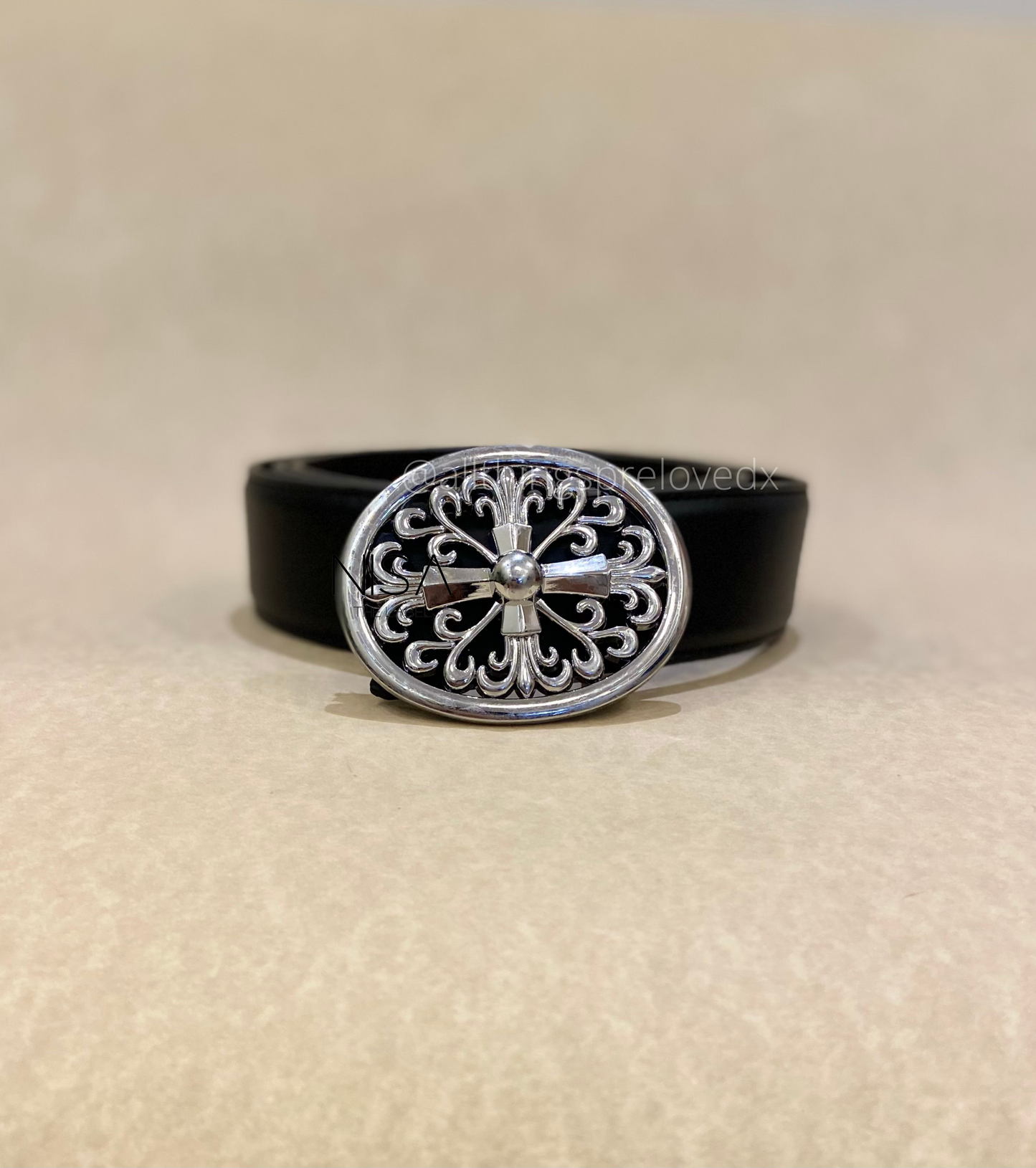 Oval intricate detailed metal buckle basic belt