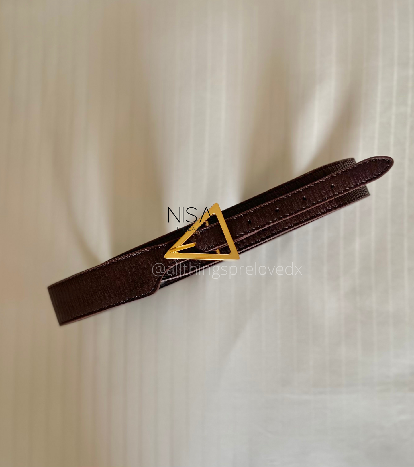 Triangle buckle textured waist belt