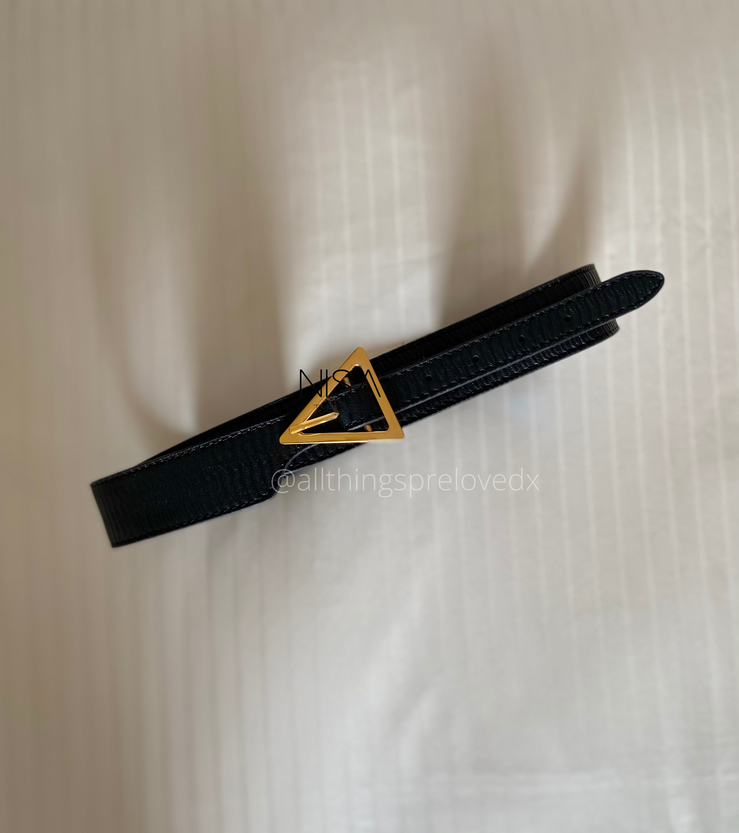 Triangle buckle textured waist belt