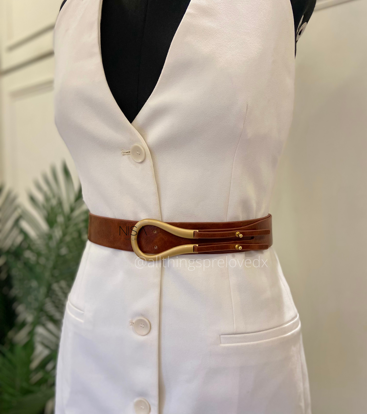 Horseshoe matte metal buckle opulent textured belt
